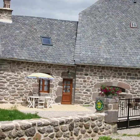 Charmante Maison Renovee Avec Jardin Et Cheminee Au Coeur Des Volcans D'auvergne - Fr-1-742-280